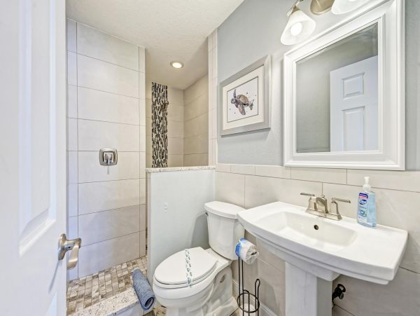 Lovely Vacation Getaway with 2 Bedrooms Close to Beach