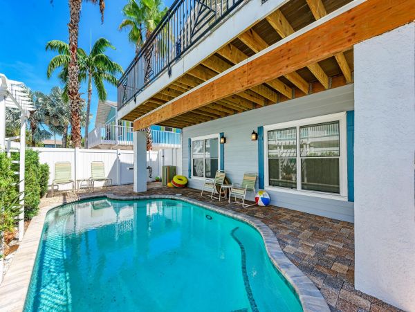 Lovely Vacation Getaway with 2 Bedrooms Close to Beach