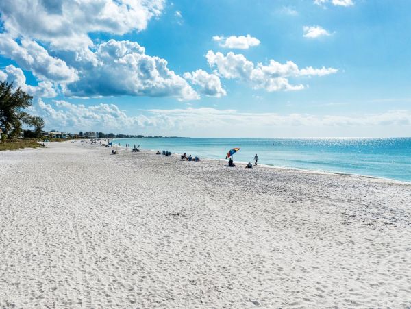 Lovely Vacation Getaway with 2 Bedrooms Close to Beach