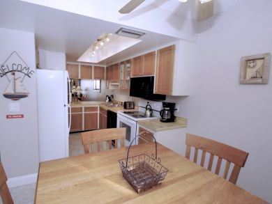 Kitchen & breakfast area