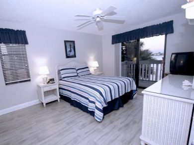 Master bedroom with queen ebd