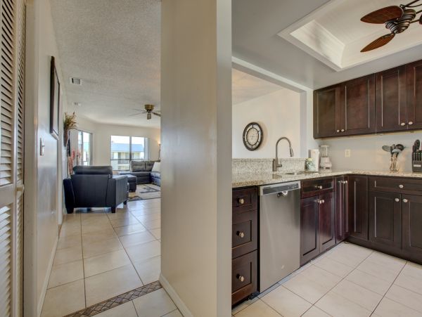 Bradenton Beach 2 Bedroom Condo Steps to the Beach