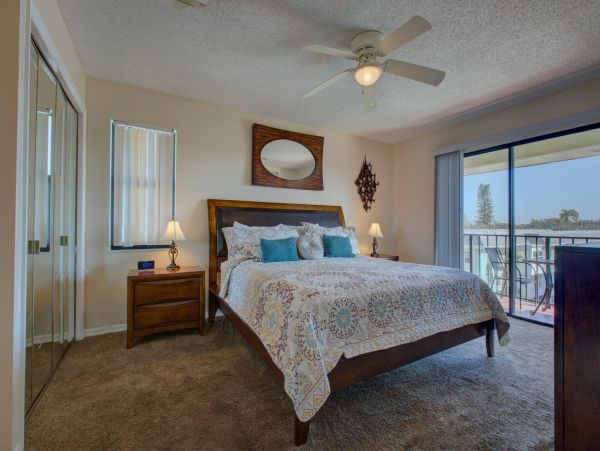 Bradenton Beach 2 Bedroom Condo Steps to the Beach