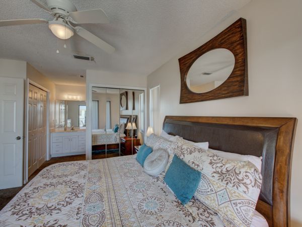 Bradenton Beach 2 Bedroom Condo Steps to the Beach