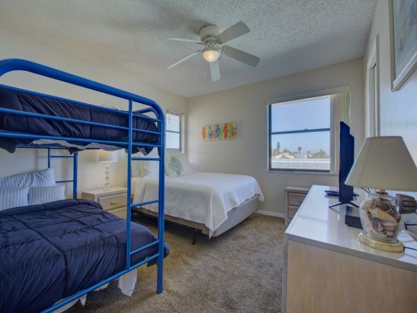 Bradenton Beach 2 Bedroom Condo Steps to the Beach
