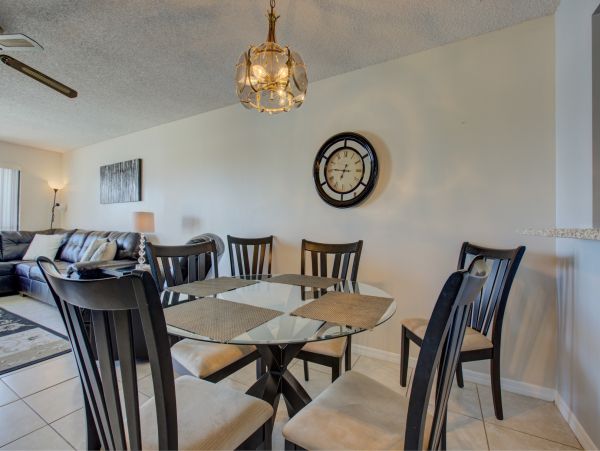 Bradenton Beach 2 Bedroom Condo Steps to the Beach