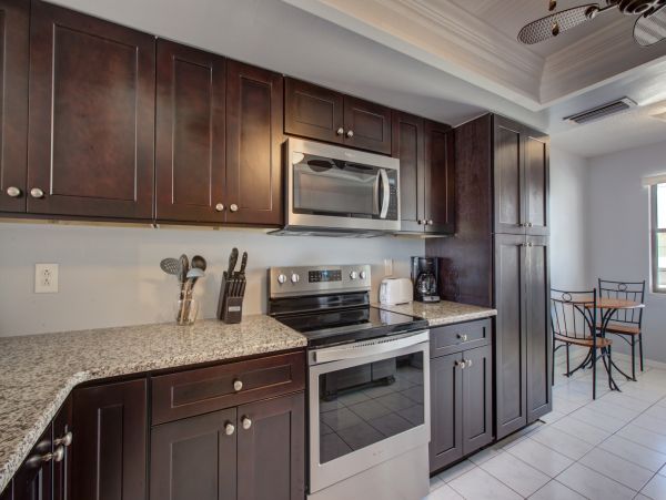 Bradenton Beach 2 Bedroom Condo Steps to the Beach