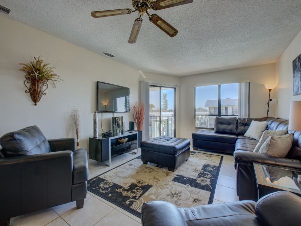 Bradenton Beach 2 Bedroom Condo Steps to the Beach