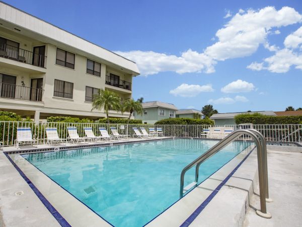 Bradenton Beach 2 Bedroom Condo Steps to the Beach