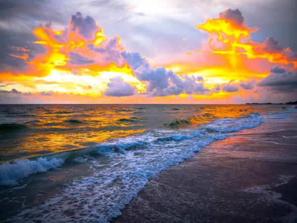Bradenton Beach 2 Bedroom Condo Steps to the Beach