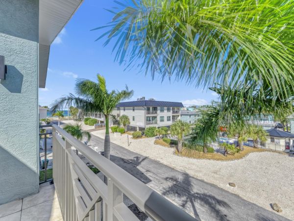 Anna Maria Island 4 Bed Rental Value Price 75 Yards to Beach