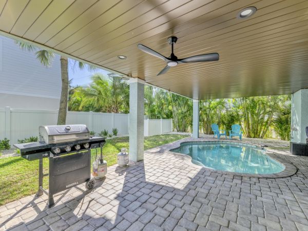 Anna Maria Island 4 Bed Rental Value Price 75 Yards to Beach