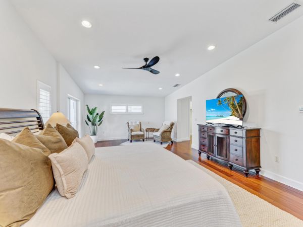 Anna Maria Island 4 Bed Rental Value Price 75 Yards to Beach