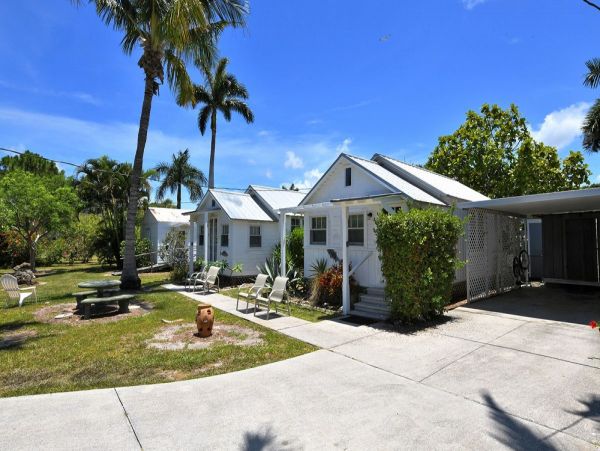 Waslk to The beach from this Updated One Bedroom Rental