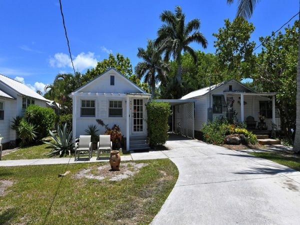 Waslk to The beach from this Updated One Bedroom Rental