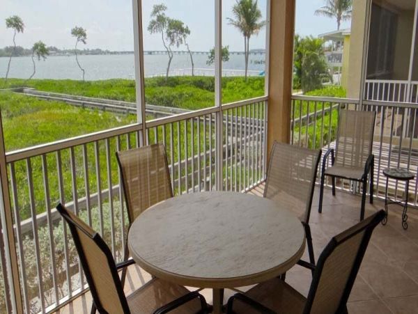Bradenton Beach Two Bedroom Vacation Condo Sleeps Six