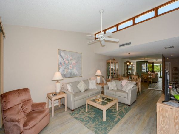 Beautiful Siesta Key Vacation Condo with Bay Views and Pool