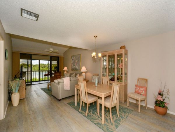 Beautiful Siesta Key Vacation Condo with Bay Views and Pool