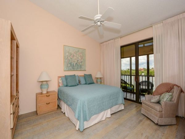 Beautiful Siesta Key Vacation Condo with Bay Views and Pool