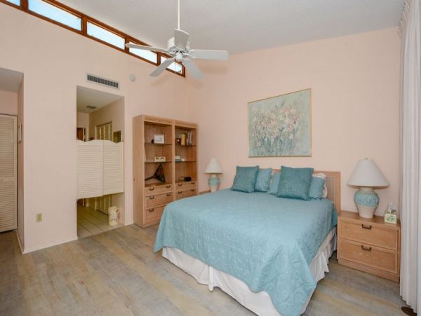 Beautiful Siesta Key Vacation Condo with Bay Views and Pool