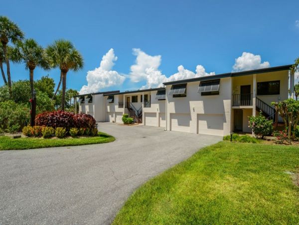 Beautiful Siesta Key Vacation Condo with Bay Views and Pool