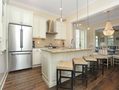 Kitchen with Breakfast Counter and Seating
