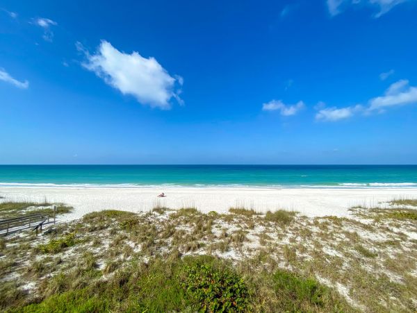 Beachfront Paradise: 2 Bedroom Condo with Gulf Views
