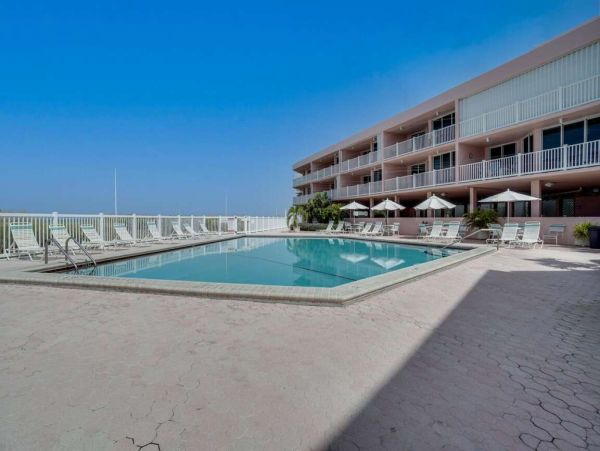 Beachfront Paradise: 2 Bedroom Condo with Gulf Views