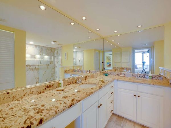 Beachfront Paradise: 2 Bedroom Condo with Gulf Views