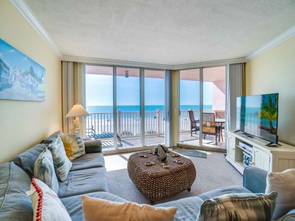 Beachfront Paradise: 2 Bedroom Condo with Gulf Views
