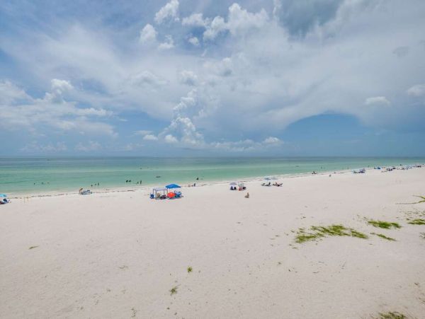 Beachfront Paradise: 2 Bedroom Condo with Gulf Views