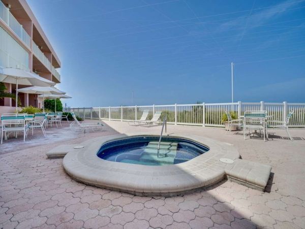 Beachfront Paradise: 2 Bedroom Condo with Gulf Views