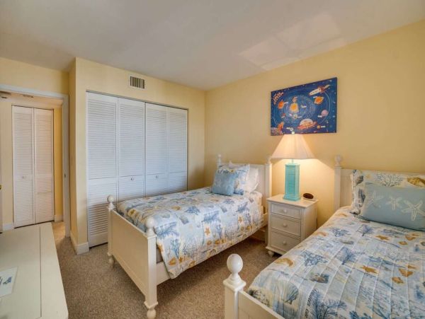 Beachfront Paradise: 2 Bedroom Condo with Gulf Views