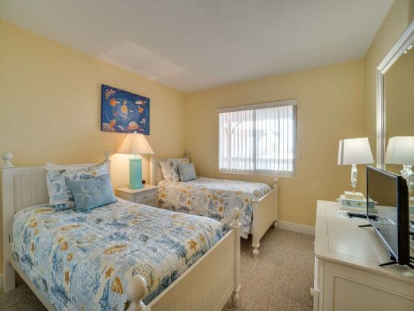 Beachfront Paradise: 2 Bedroom Condo with Gulf Views