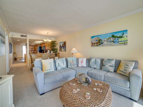 Beachfront Paradise: 2 Bedroom Condo with Gulf Views