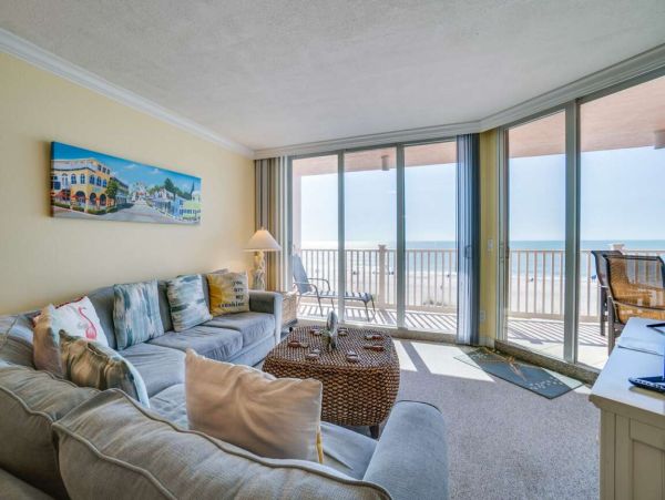 Beachfront Paradise: 2 Bedroom Condo with Gulf Views