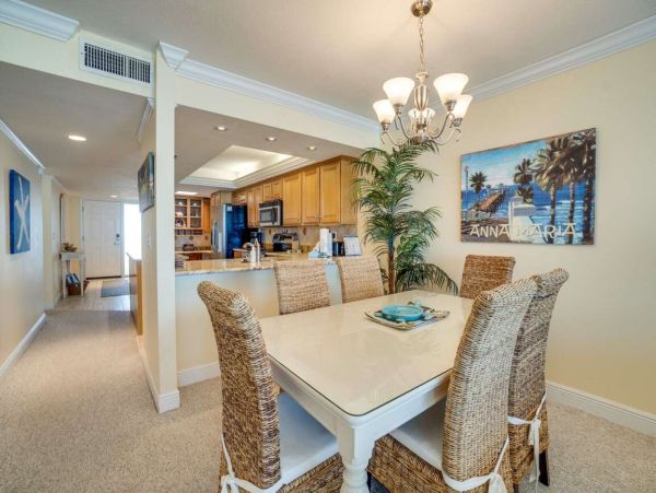 Beachfront Paradise: 2 Bedroom Condo with Gulf Views