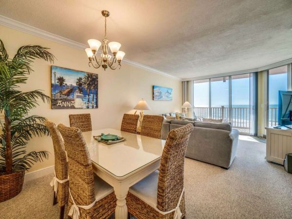 Beachfront Paradise: 2 Bedroom Condo with Gulf Views