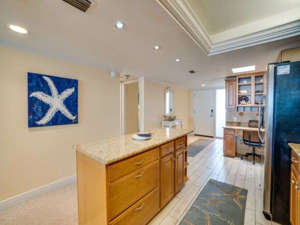 Beachfront Paradise: 2 Bedroom Condo with Gulf Views