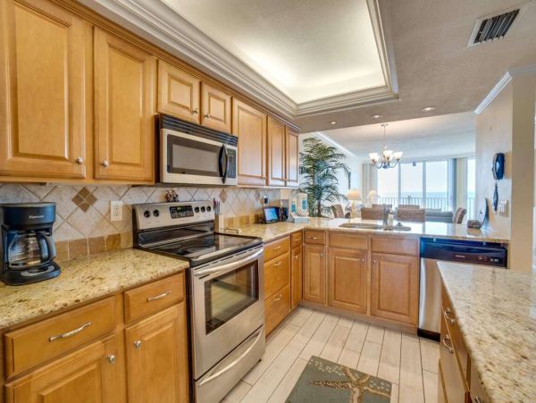 Beachfront Paradise: 2 Bedroom Condo with Gulf Views