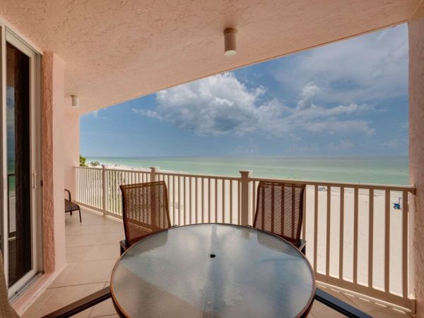 Beachfront Paradise: 2 Bedroom Condo with Gulf Views