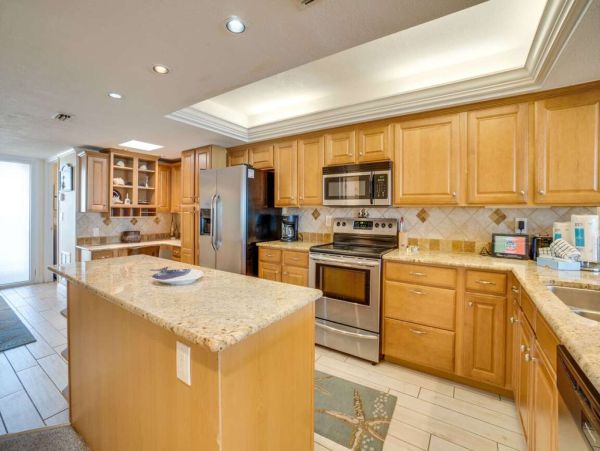 Beachfront Paradise: 2 Bedroom Condo with Gulf Views