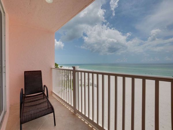 Beachfront Paradise: 2 Bedroom Condo with Gulf Views