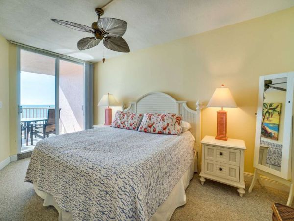 Beachfront Paradise: 2 Bedroom Condo with Gulf Views