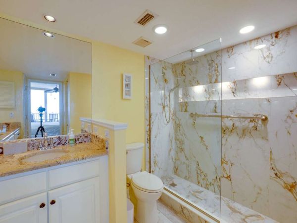 Beachfront Paradise: 2 Bedroom Condo with Gulf Views