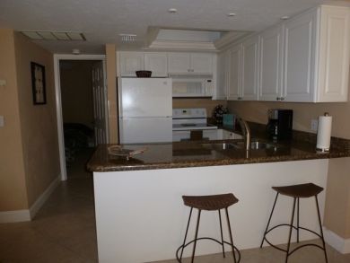 Fully equipped kitchen with Breakfast Bar