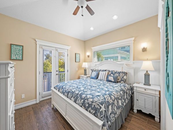 Holmes Beach Upscale Vacation Duplex 3 Bedrooms with Pool