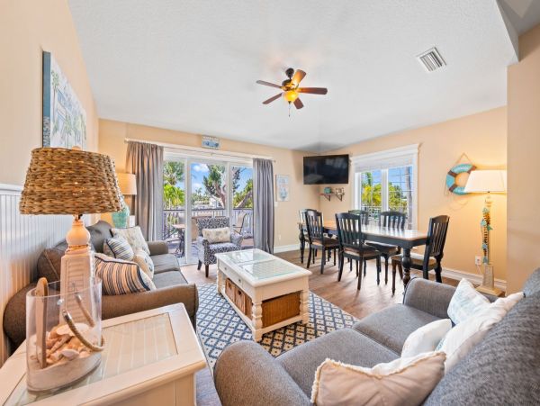 Holmes Beach Upscale Vacation Duplex 3 Bedrooms with Pool
