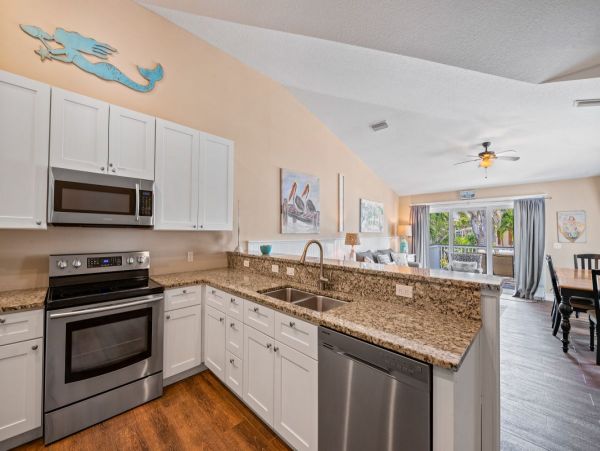 Holmes Beach Upscale Vacation Duplex 3 Bedrooms with Pool