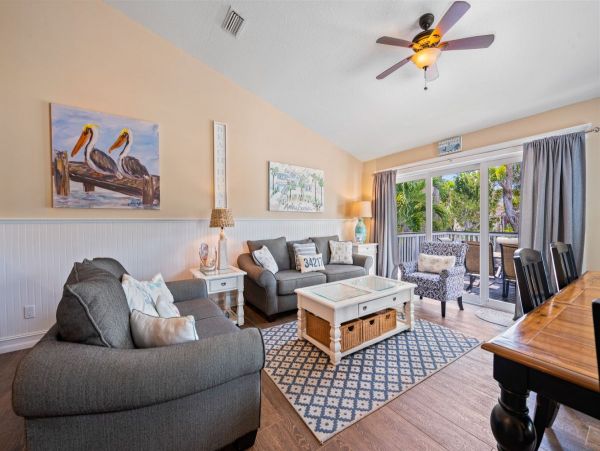 Holmes Beach Upscale Vacation Duplex 3 Bedrooms with Pool